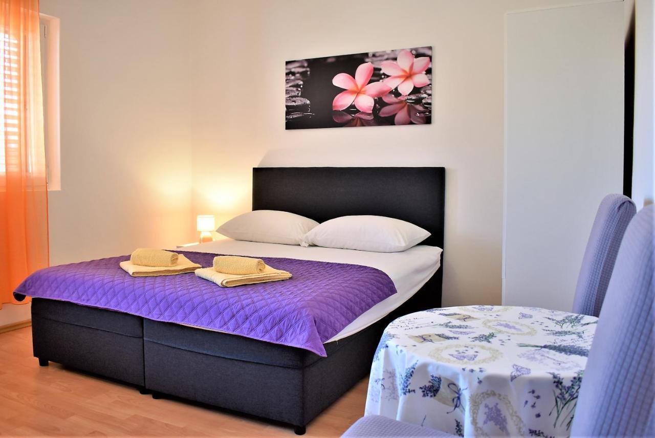 Rooms In Family House Vera Mundanije Εξωτερικό φωτογραφία